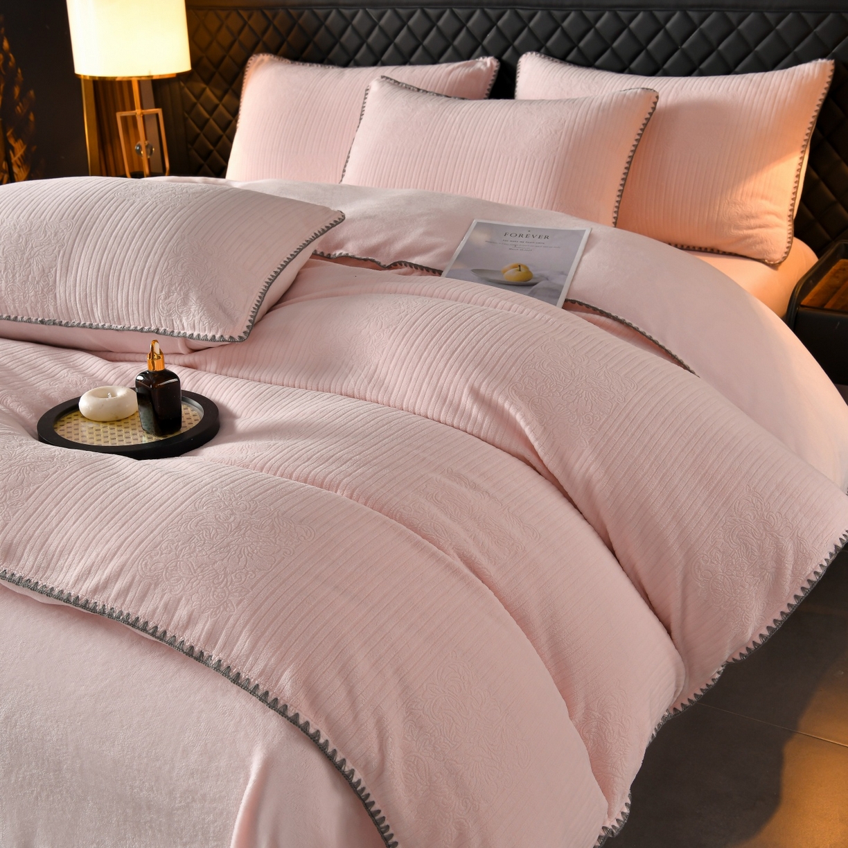 91家纺网 家纺一手货源 找家纺 菡宝2025新款工艺款贝壳边雕花绒简约良品风牛奶绒四件套-梵西系列 支持定做定制尺寸 米娅粉