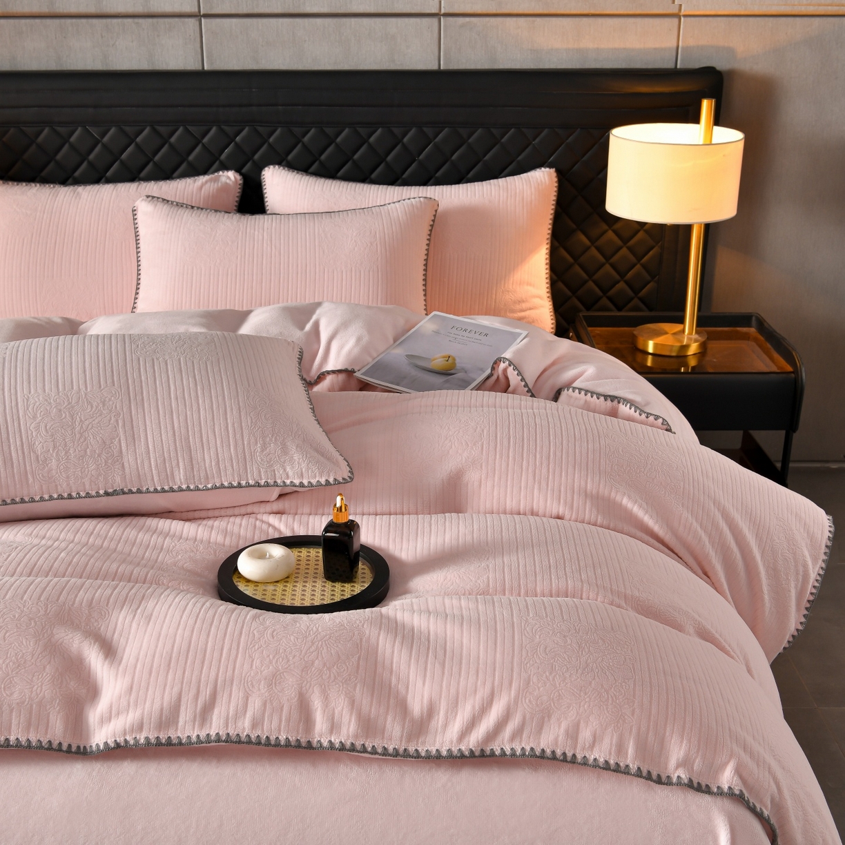 91家纺网 家纺一手货源 找家纺 菡宝2025新款工艺款贝壳边雕花绒简约良品风牛奶绒四件套-梵西系列 支持定做定制尺寸 米娅粉