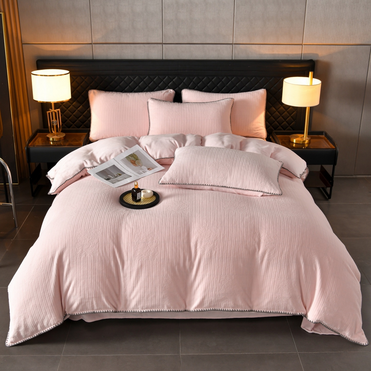 91家纺网 家纺一手货源 找家纺 菡宝2025新款工艺款贝壳边雕花绒简约良品风牛奶绒四件套-梵西系列 支持定做定制尺寸 米娅粉