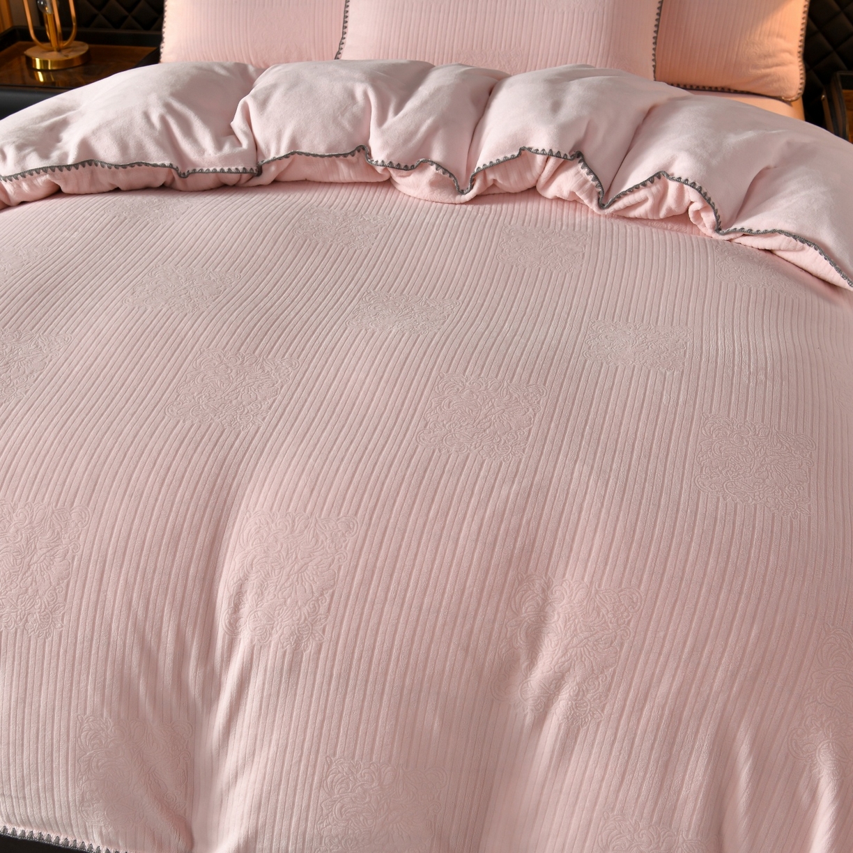 91家纺网 家纺一手货源 找家纺 菡宝2025新款工艺款贝壳边雕花绒简约良品风牛奶绒四件套-梵西系列 支持定做定制尺寸 米娅粉