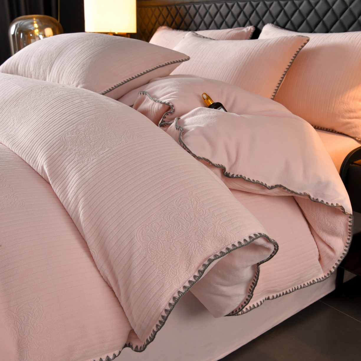 91家纺网 家纺一手货源 找家纺 菡宝2025新款工艺款贝壳边雕花绒简约良品风牛奶绒四件套-梵西系列 支持定做定制尺寸 米娅粉