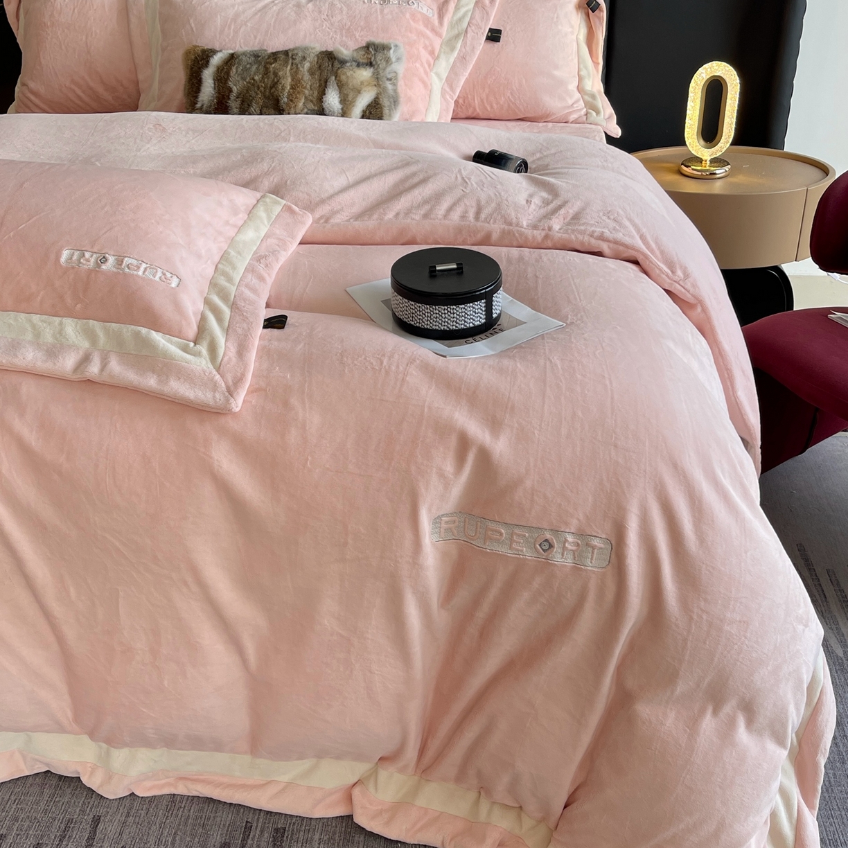 91家纺网 家纺一手货源 找家纺 （总）奈萝家纺 2025秋冬新款高克重加厚全消光绣花牛奶绒四件套标准12斤加大14斤送包装