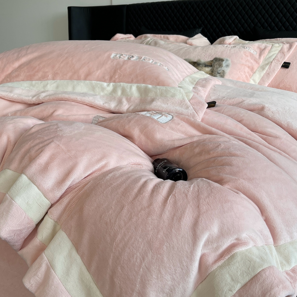 91家纺网 家纺一手货源 找家纺 （总）奈萝家纺 2025秋冬新款高克重加厚全消光绣花牛奶绒四件套标准12斤加大14斤送包装