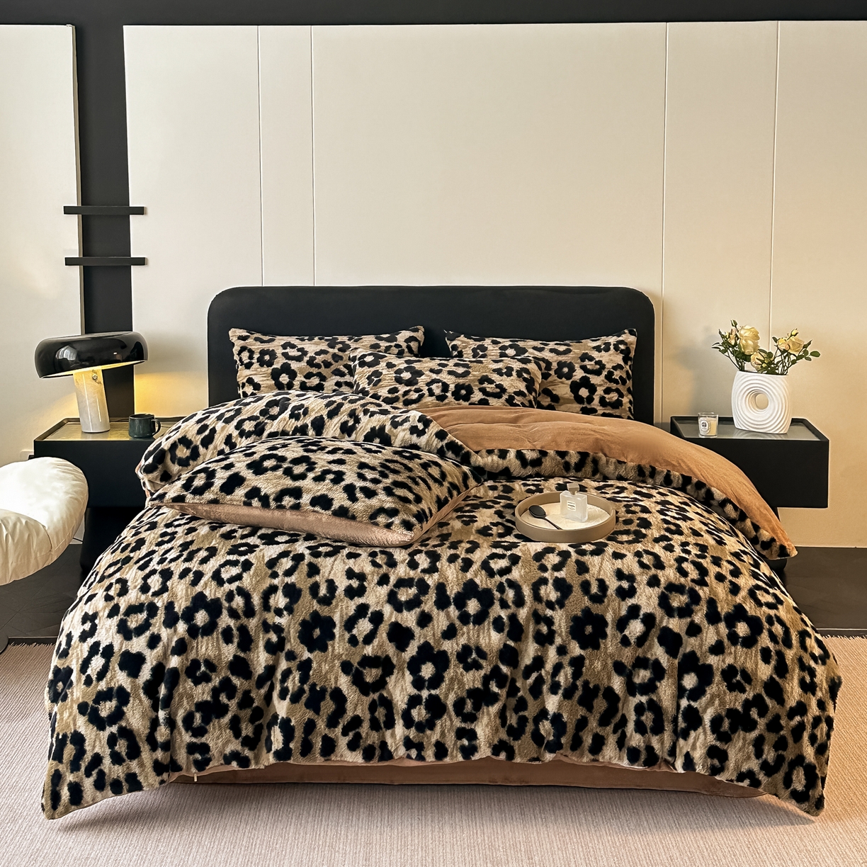 91家纺网 家纺一手货源 找家纺 鸿羽樱家纺《原伊菲晓》 2025新款美拉德复古印花抽条兔毛绒床裙款四件套 豹纹咖色