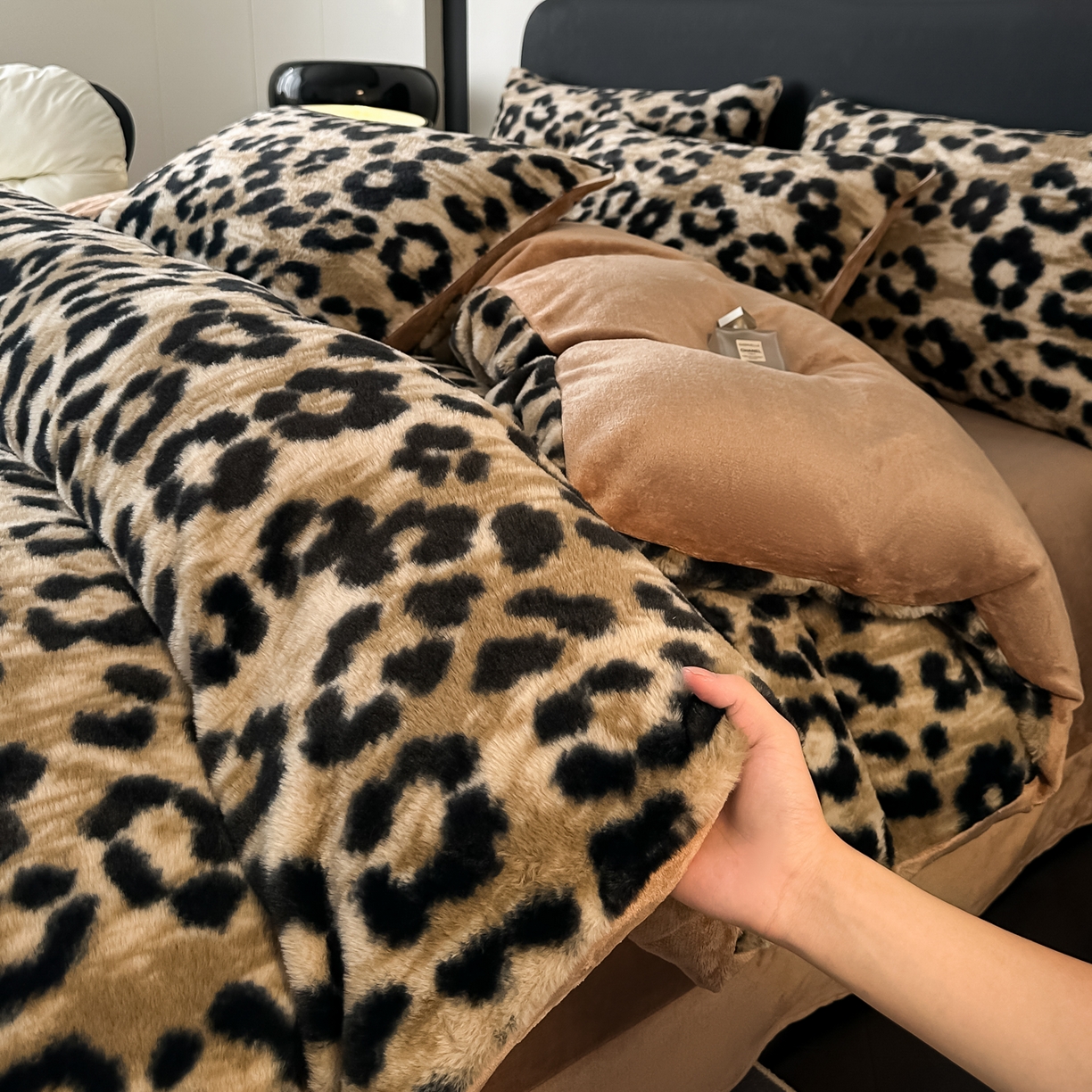 91家纺网 家纺一手货源 找家纺 鸿羽樱家纺《原伊菲晓》 2025新款美拉德复古印花抽条兔毛绒床裙款四件套 豹纹咖色