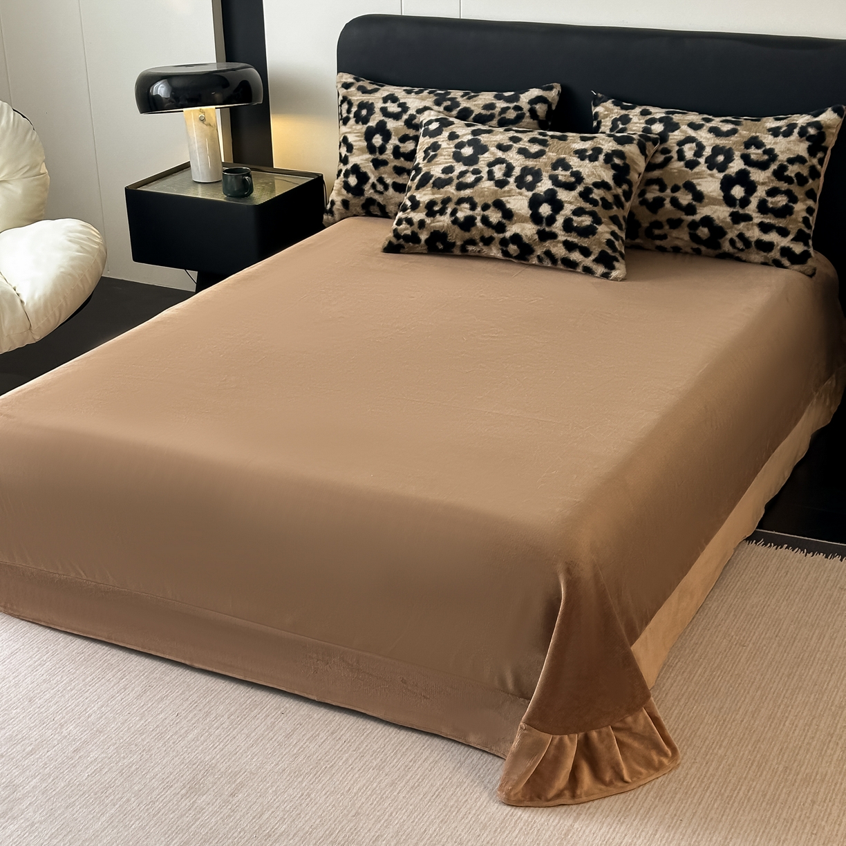 91家纺网 家纺一手货源 找家纺 鸿羽樱家纺《原伊菲晓》 2025新款美拉德复古印花抽条兔毛绒床裙款四件套 豹纹咖色