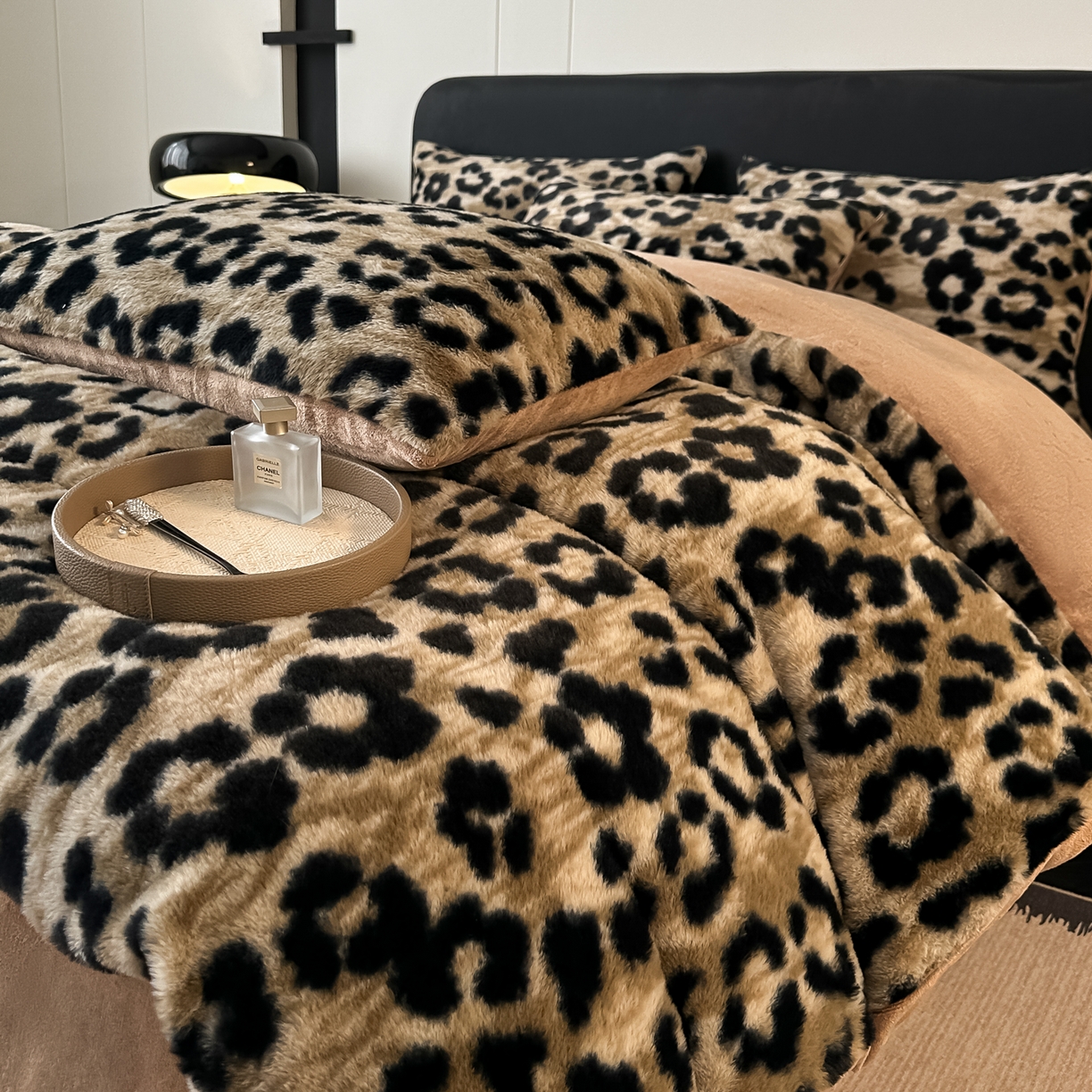 91家纺网 家纺一手货源 找家纺 鸿羽樱家纺《原伊菲晓》 2025新款美拉德复古印花抽条兔毛绒床裙款四件套 豹纹咖色