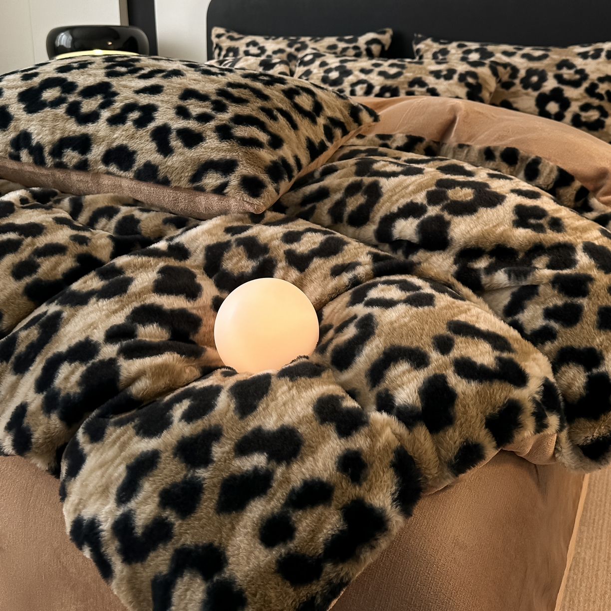 91家纺网 家纺一手货源 找家纺 鸿羽樱家纺《原伊菲晓》 2025新款美拉德复古印花抽条兔毛绒床裙款四件套 豹纹咖色