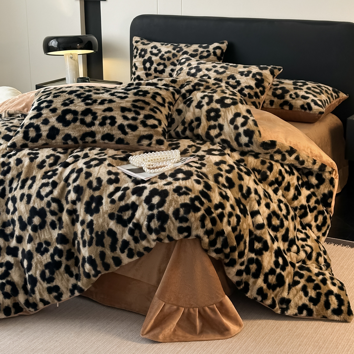 鸿羽樱家纺《原伊菲晓》 2025新款美拉德复古印花抽条兔毛绒床裙款四件套 豹纹咖色