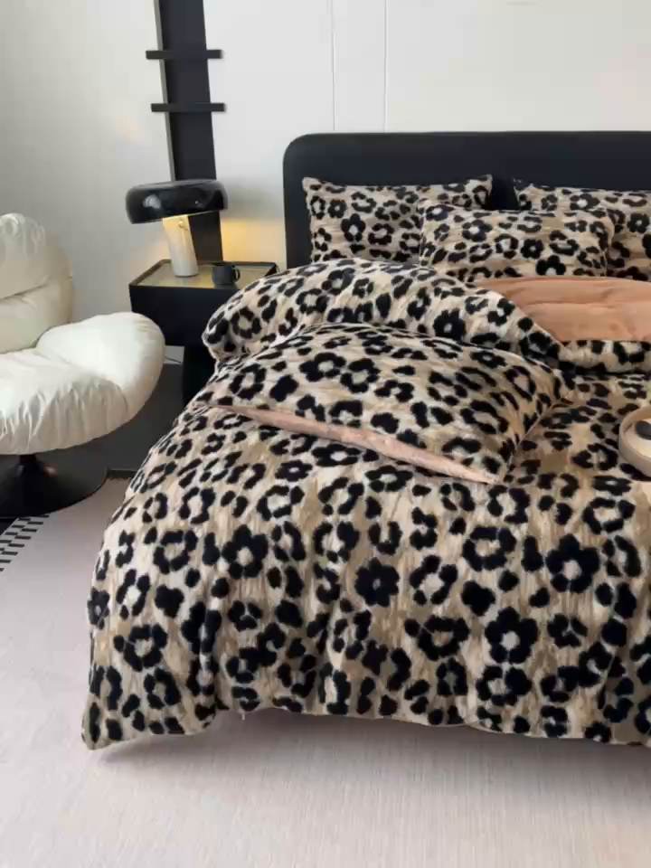 91家纺网 家纺一手货源 找家纺 鸿羽樱家纺《原伊菲晓》 2025新款美拉德复古印花抽条兔毛绒床裙款四件套 豹纹咖色