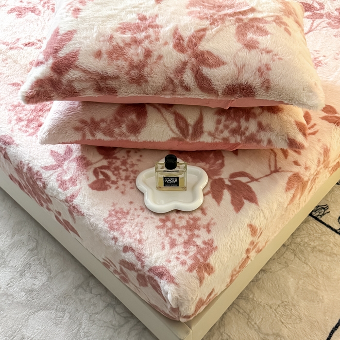 91家纺网 家纺一手货源 找家纺 小叮当家纺仓储工厂店 2025新款印花兔毛绒高克重单床笠 床笠单件 床笠-花间粉