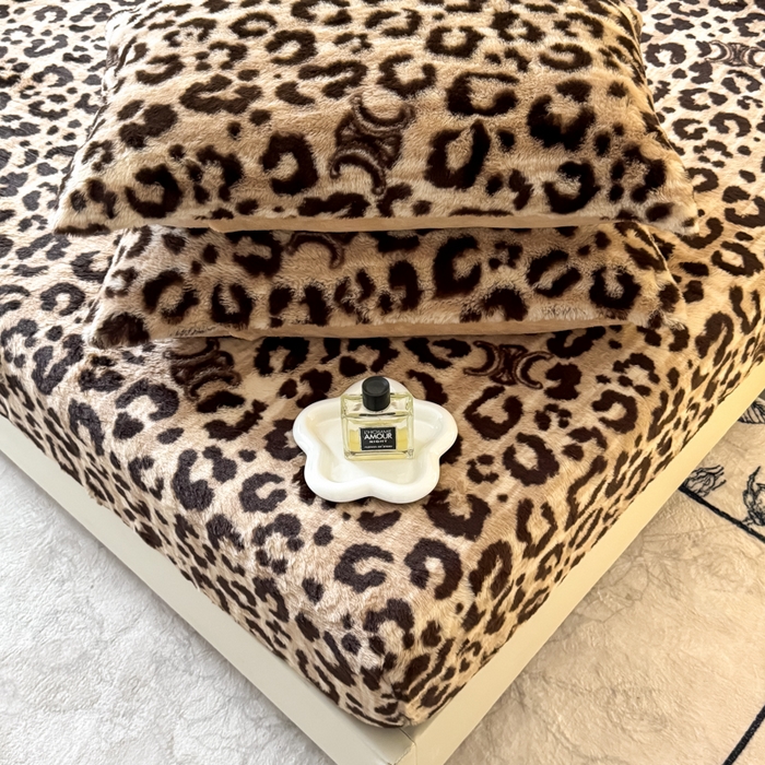 91家纺网 家纺一手货源 找家纺 小叮当家纺仓储工厂店 2025新款印花兔毛绒高克重单床笠 床笠单件 床笠-字母豹纹