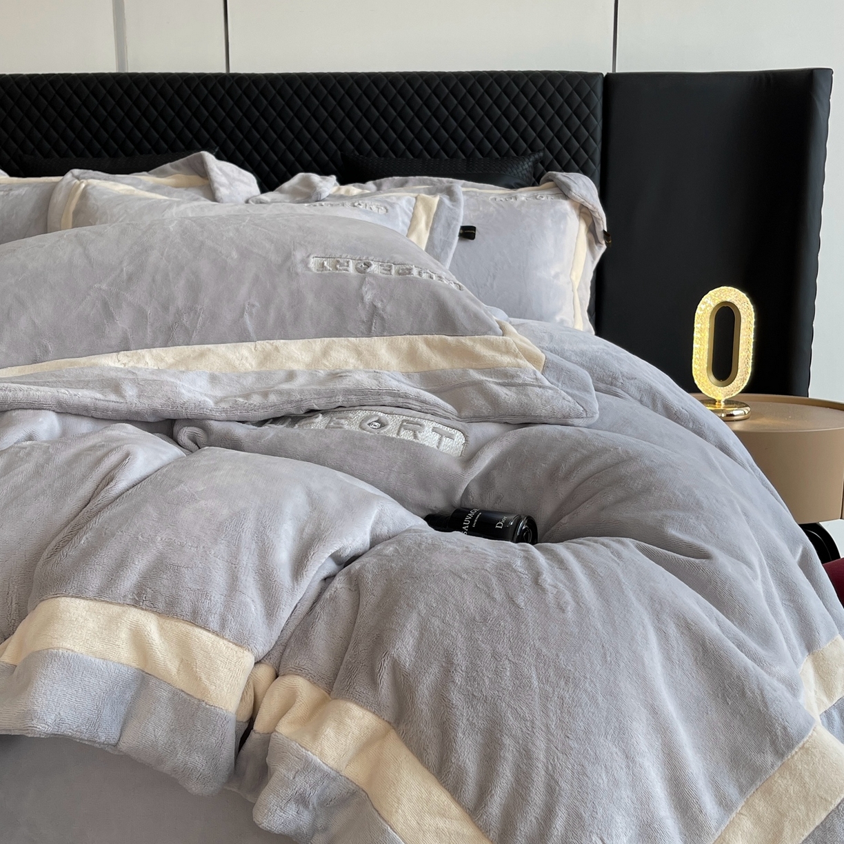 91家纺网 家纺一手货源 找家纺 （总）奈萝家纺 2025秋冬新款高克重加厚全消光绣花牛奶绒四件套标准12斤加大14斤送包装