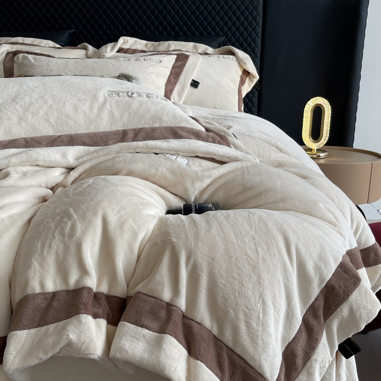 91家纺网 家纺一手货源 找家纺 （总）奈萝家纺 2025秋冬新款高克重加厚全消光绣花牛奶绒四件套标准12斤加大14斤送包装