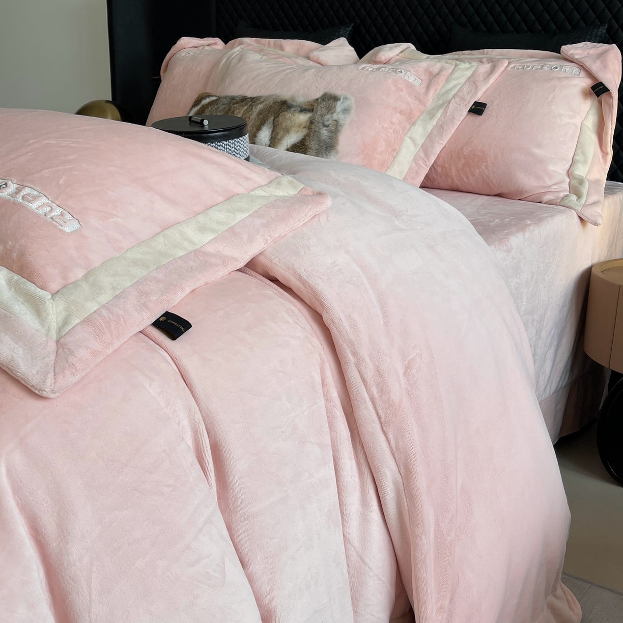 91家纺网 家纺一手货源 找家纺 奈萝家纺 2025秋冬新款高克重加厚全消光绣花牛奶绒四件套标准12斤加大14斤送包装 马德里粉