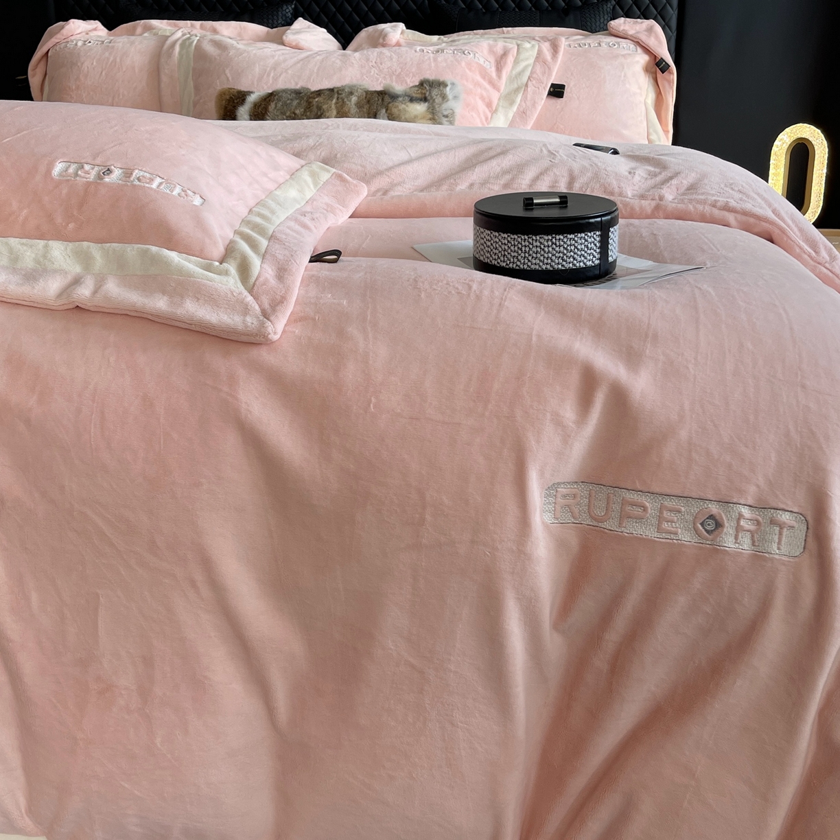 91家纺网 家纺一手货源 找家纺 奈萝家纺 2025秋冬新款高克重加厚全消光绣花牛奶绒四件套标准12斤加大14斤送包装 马德里粉