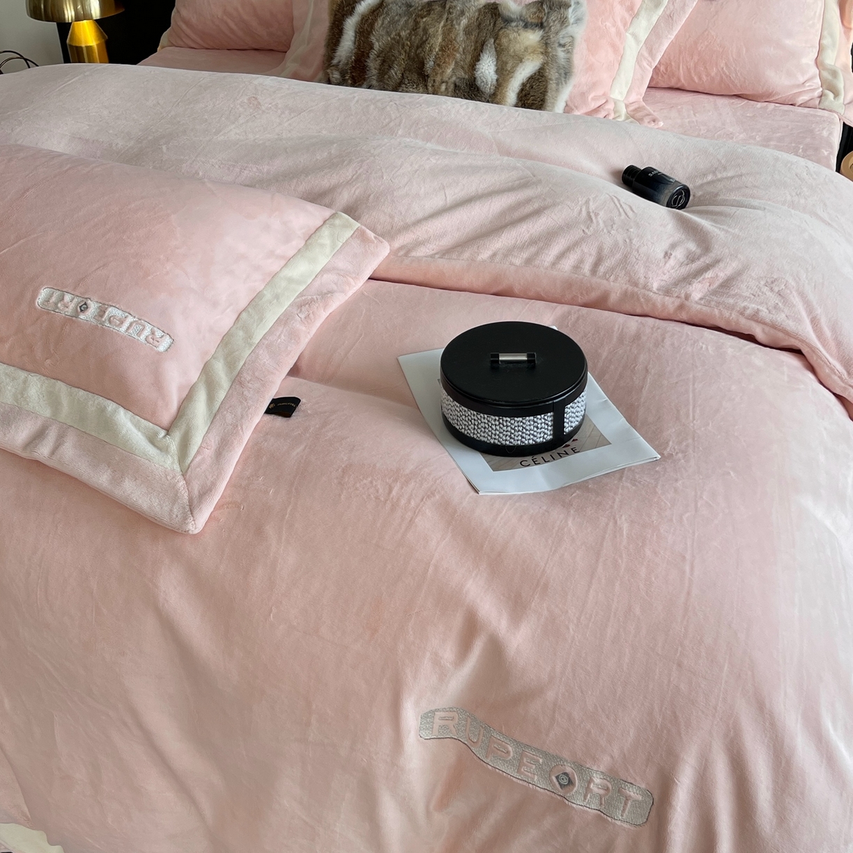 91家纺网 家纺一手货源 找家纺 奈萝家纺 2025秋冬新款高克重加厚全消光绣花牛奶绒四件套标准12斤加大14斤送包装 马德里粉