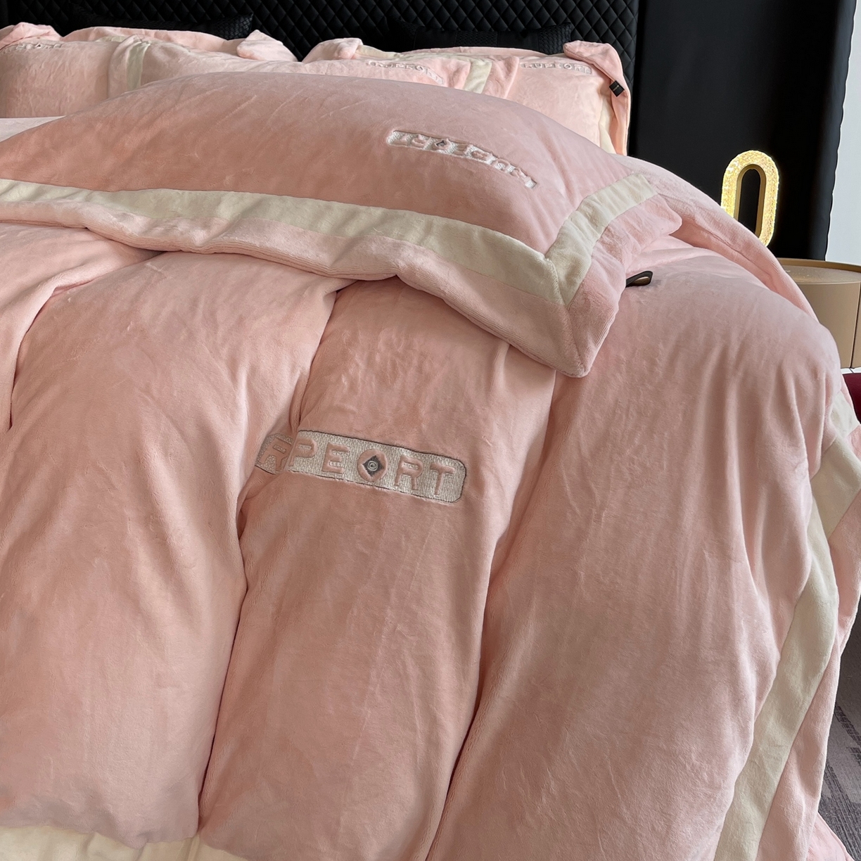 91家纺网 家纺一手货源 找家纺 奈萝家纺 2025秋冬新款高克重加厚全消光绣花牛奶绒四件套标准12斤加大14斤送包装 马德里粉