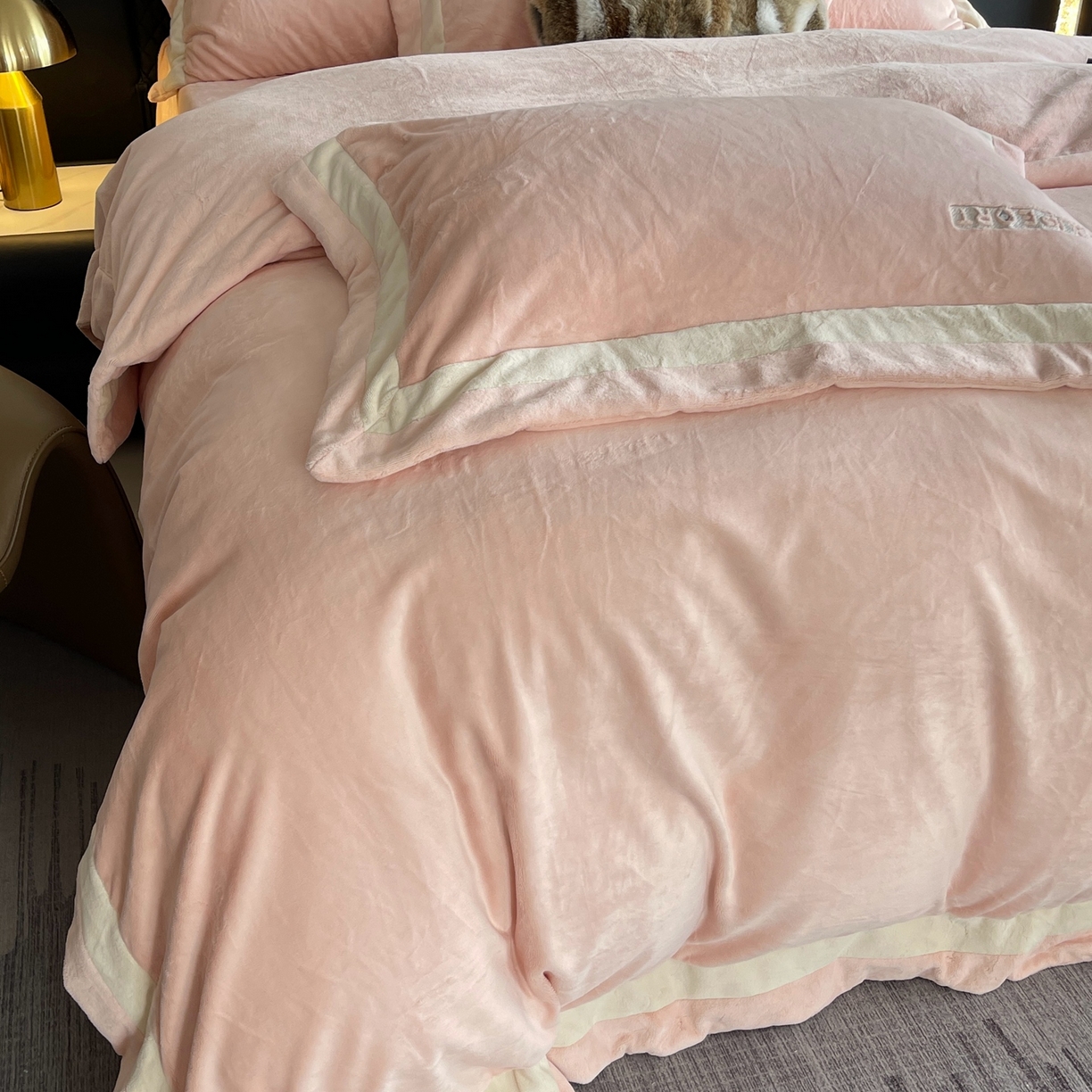 91家纺网 家纺一手货源 找家纺 奈萝家纺 2025秋冬新款高克重加厚全消光绣花牛奶绒四件套标准12斤加大14斤送包装 马德里粉