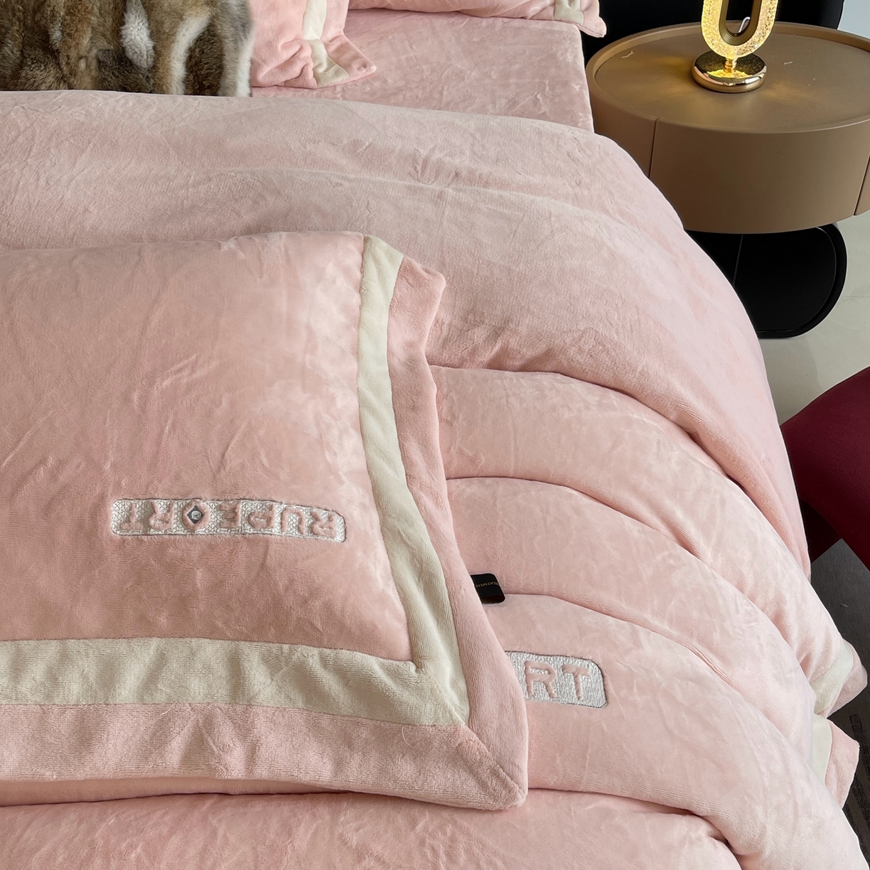 91家纺网 家纺一手货源 找家纺 奈萝家纺 2025秋冬新款高克重加厚全消光绣花牛奶绒四件套标准12斤加大14斤送包装 马德里粉