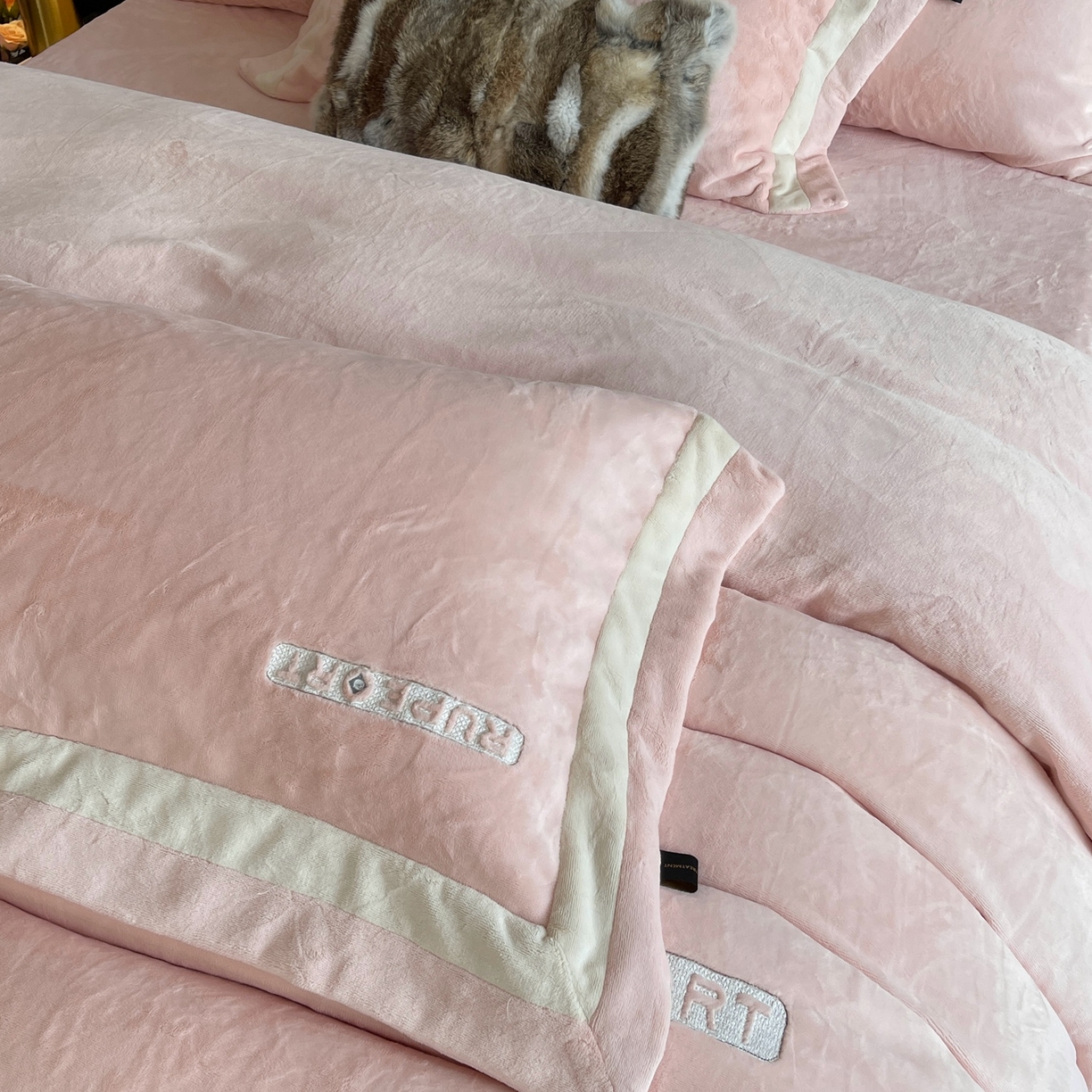 91家纺网 家纺一手货源 找家纺 奈萝家纺 2025秋冬新款高克重加厚全消光绣花牛奶绒四件套标准12斤加大14斤送包装 马德里粉