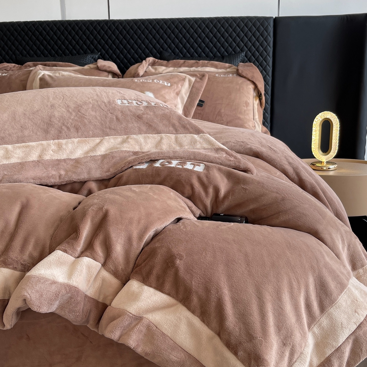 奈萝家纺 2025秋冬新款高克重加厚全消光绣花牛奶绒四件套标准12斤加大14斤送包装 马德里咖