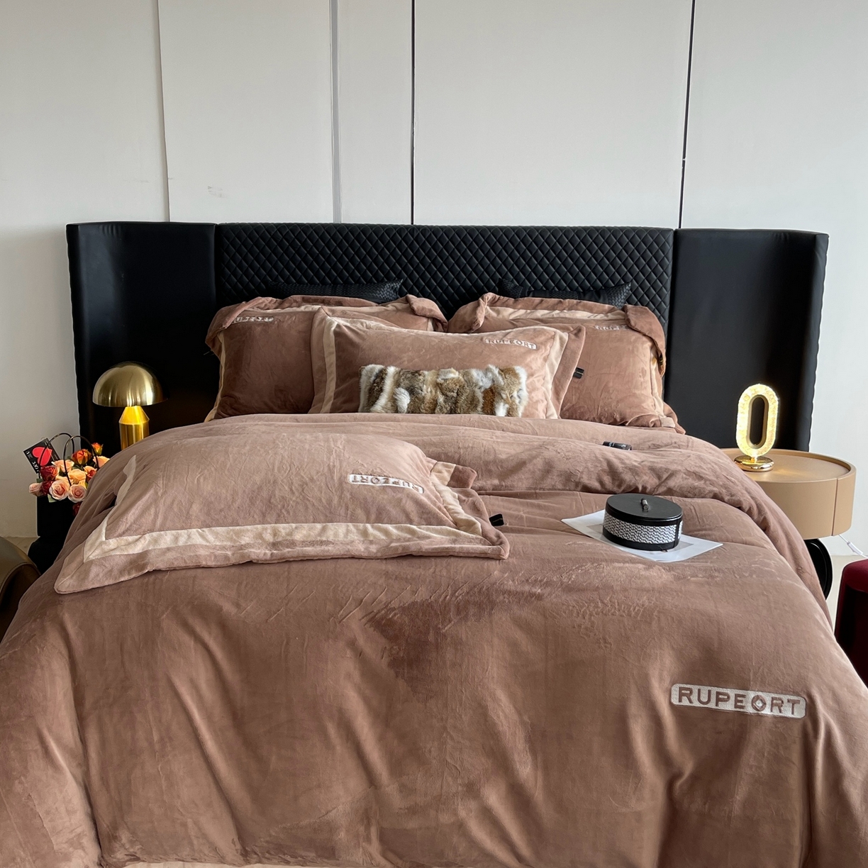 91家纺网 家纺一手货源 找家纺 奈萝家纺 2025秋冬新款高克重加厚全消光绣花牛奶绒四件套标准12斤加大14斤送包装 马德里咖