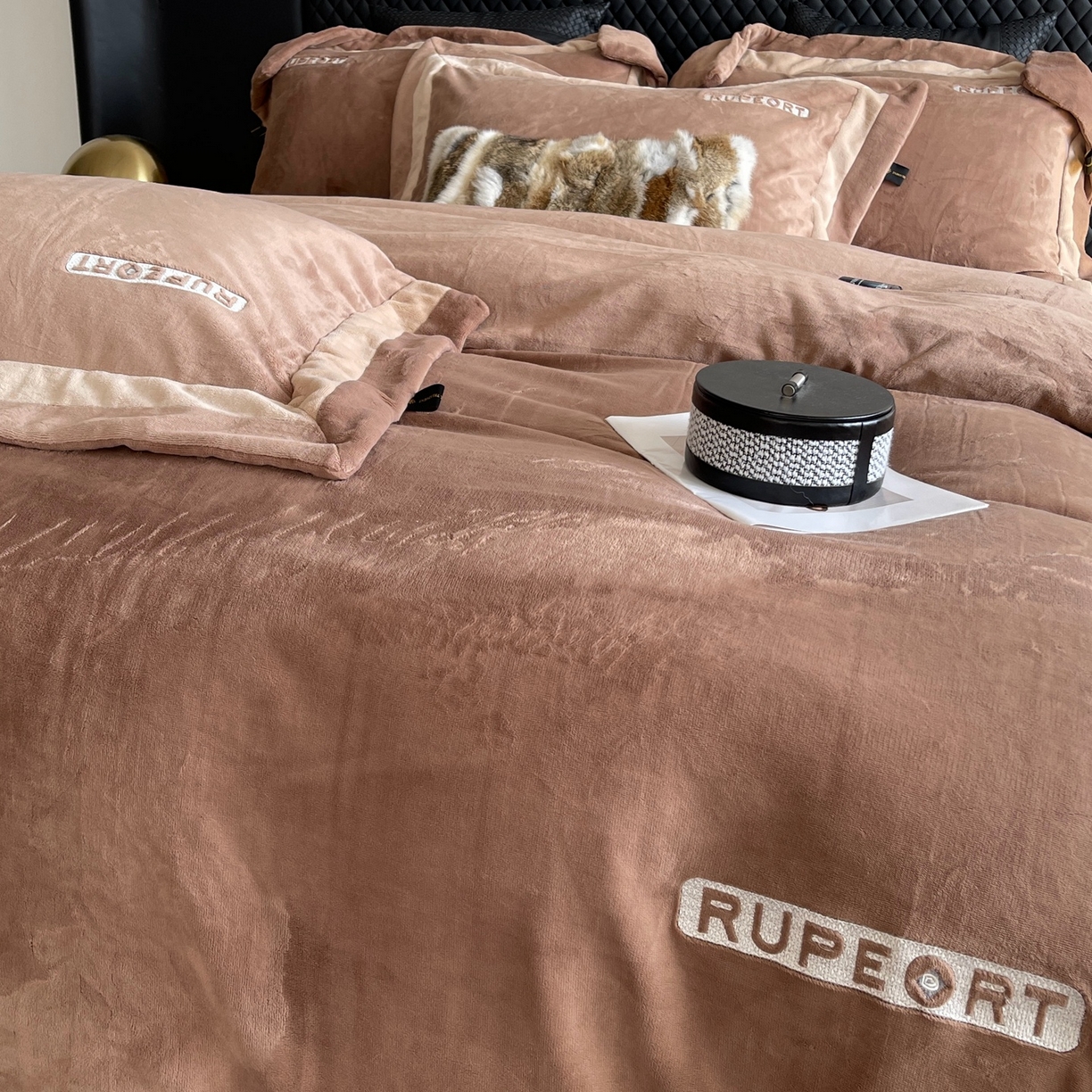 91家纺网 家纺一手货源 找家纺 奈萝家纺 2025秋冬新款高克重加厚全消光绣花牛奶绒四件套标准12斤加大14斤送包装 马德里咖