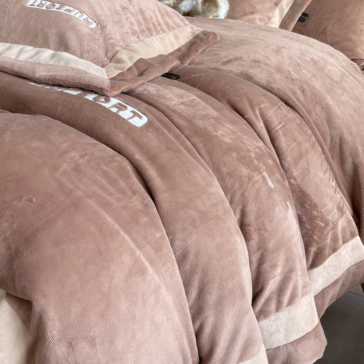 91家纺网 家纺一手货源 找家纺 奈萝家纺 2025秋冬新款高克重加厚全消光绣花牛奶绒四件套标准12斤加大14斤送包装 马德里咖