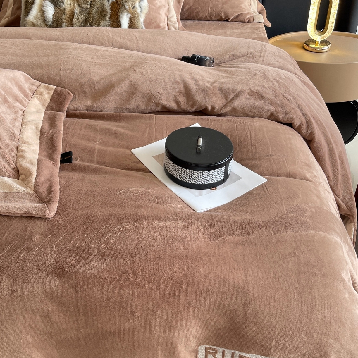 91家纺网 家纺一手货源 找家纺 奈萝家纺 2025秋冬新款高克重加厚全消光绣花牛奶绒四件套标准12斤加大14斤送包装 马德里咖