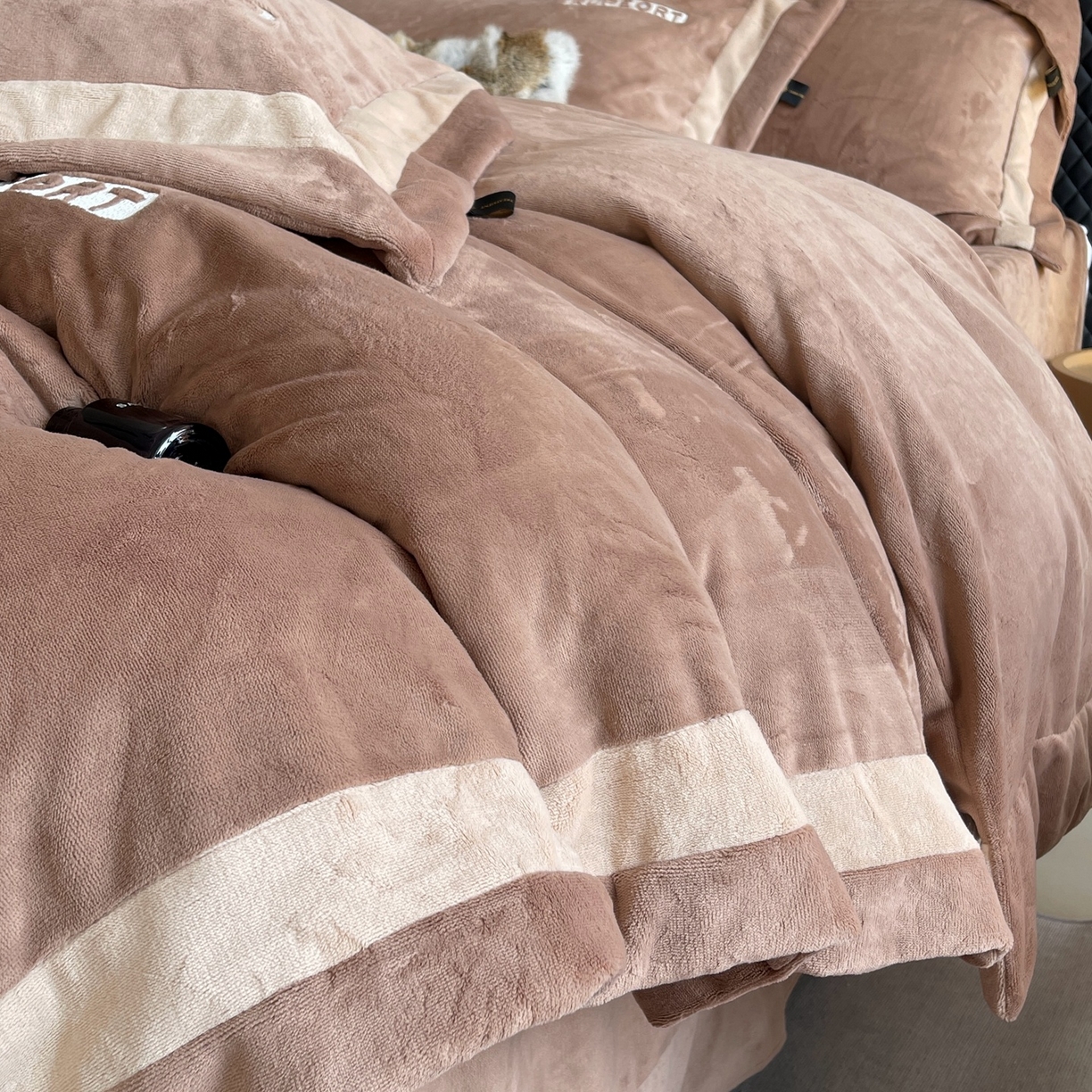 91家纺网 家纺一手货源 找家纺 奈萝家纺 2025秋冬新款高克重加厚全消光绣花牛奶绒四件套标准12斤加大14斤送包装 马德里咖