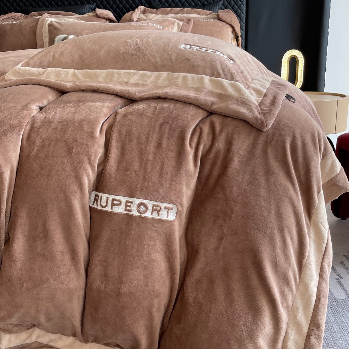 91家纺网 家纺一手货源 找家纺 奈萝家纺 2025秋冬新款高克重加厚全消光绣花牛奶绒四件套标准12斤加大14斤送包装 马德里咖