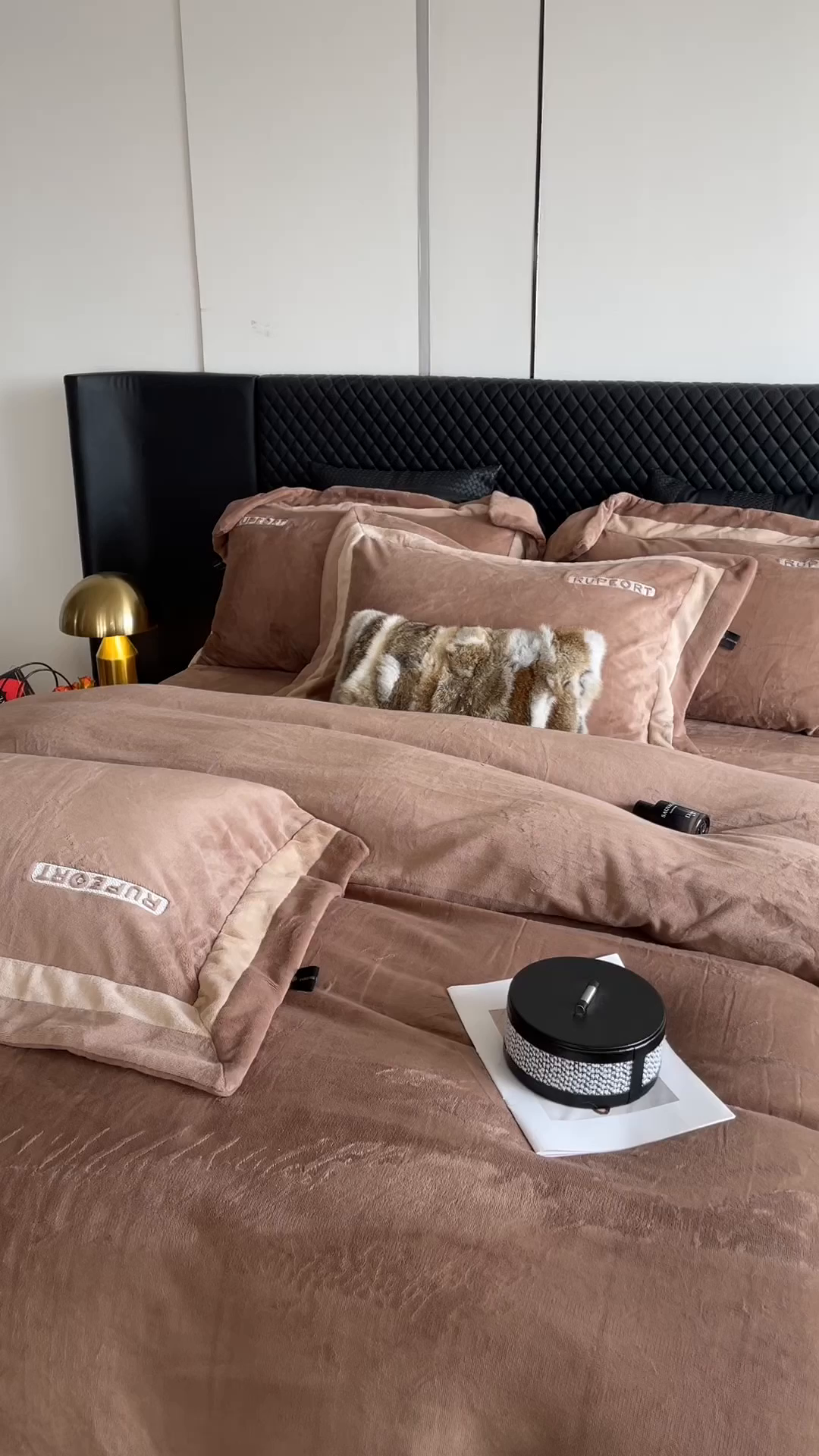 91家纺网 家纺一手货源 找家纺 奈萝家纺 2025秋冬新款高克重加厚全消光绣花牛奶绒四件套标准12斤加大14斤送包装 马德里咖