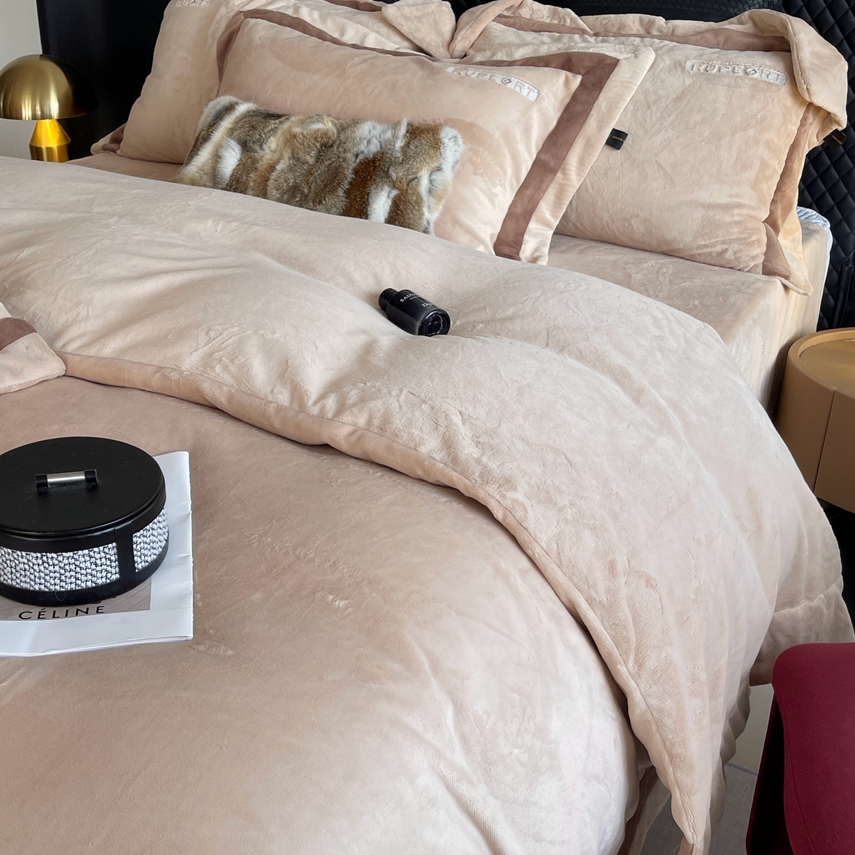 91家纺网 家纺一手货源 找家纺 奈萝家纺 2025秋冬新款高克重加厚全消光绣花牛奶绒四件套标准12斤加大14斤送包装 马德里卡其