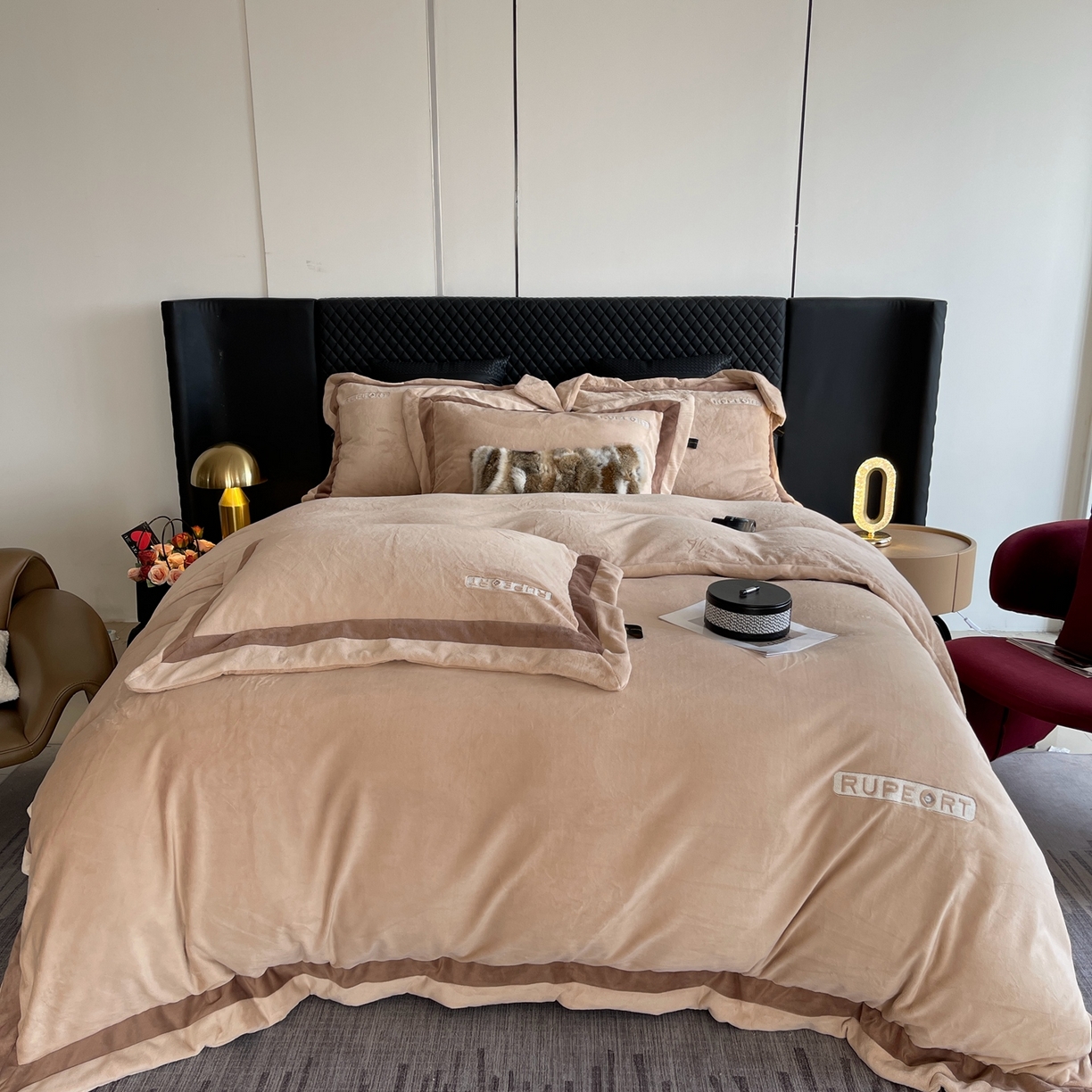 91家纺网 家纺一手货源 找家纺 奈萝家纺 2025秋冬新款高克重加厚全消光绣花牛奶绒四件套标准12斤加大14斤送包装 马德里卡其