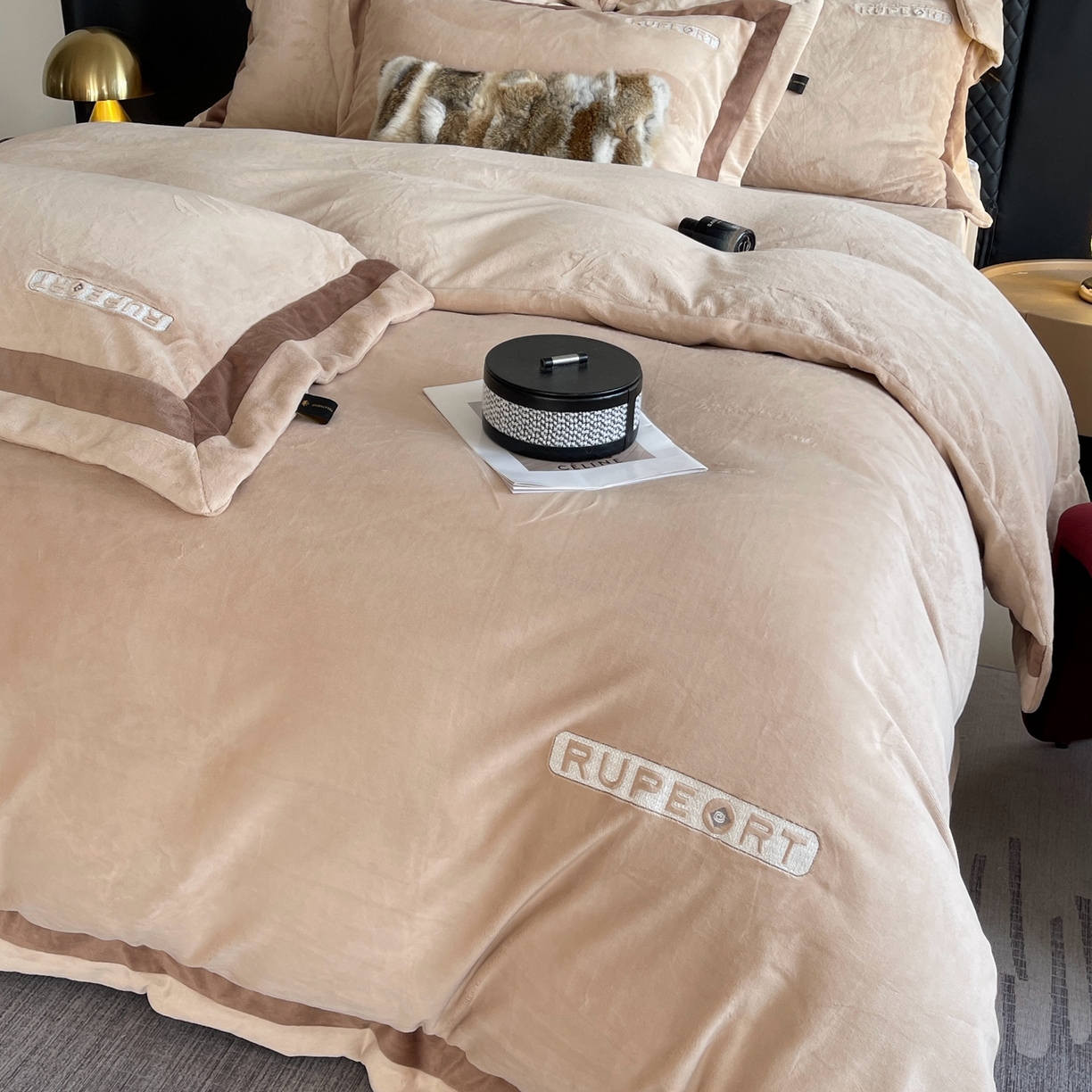 91家纺网 家纺一手货源 找家纺 奈萝家纺 2025秋冬新款高克重加厚全消光绣花牛奶绒四件套标准12斤加大14斤送包装 马德里卡其