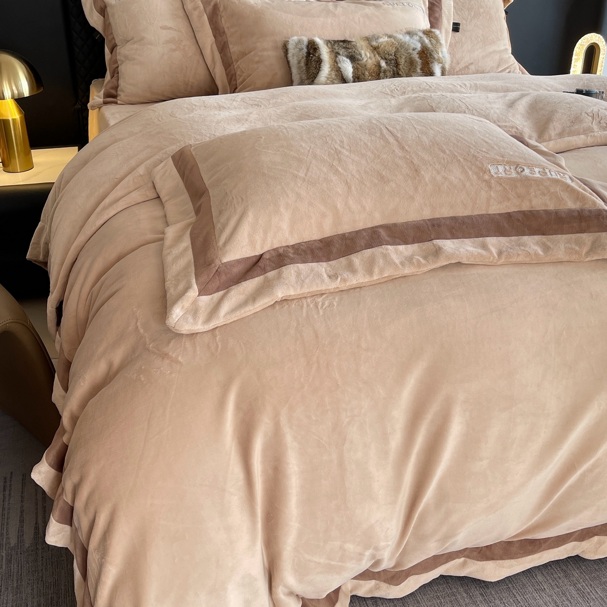 91家纺网 家纺一手货源 找家纺 奈萝家纺 2025秋冬新款高克重加厚全消光绣花牛奶绒四件套标准12斤加大14斤送包装 马德里卡其