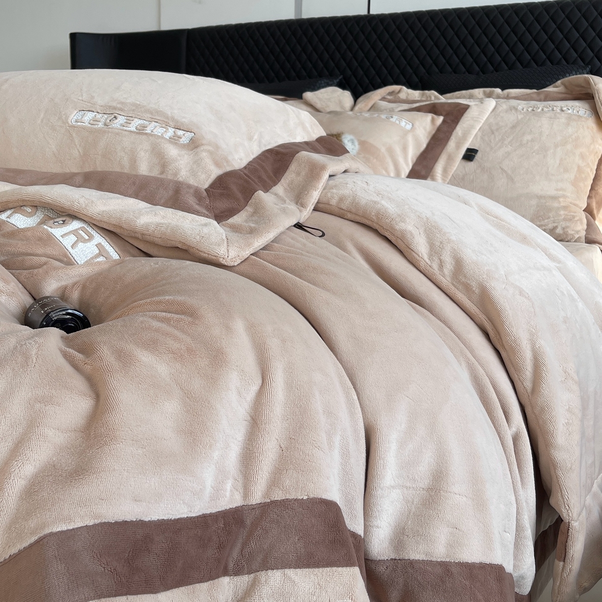 91家纺网 家纺一手货源 找家纺 奈萝家纺 2025秋冬新款高克重加厚全消光绣花牛奶绒四件套标准12斤加大14斤送包装 马德里卡其