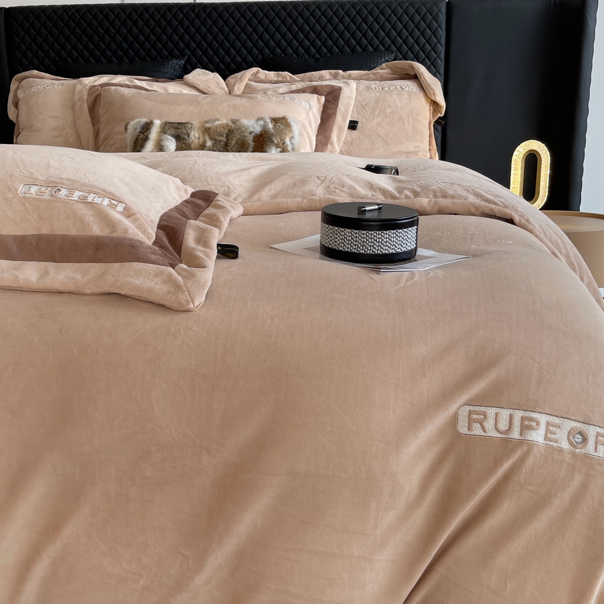 91家纺网 家纺一手货源 找家纺 奈萝家纺 2025秋冬新款高克重加厚全消光绣花牛奶绒四件套标准12斤加大14斤送包装 马德里卡其