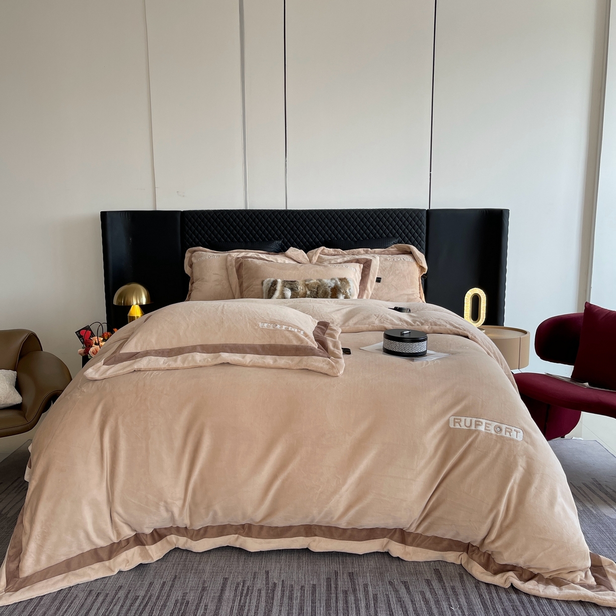 91家纺网 家纺一手货源 找家纺 奈萝家纺 2025秋冬新款高克重加厚全消光绣花牛奶绒四件套标准12斤加大14斤送包装 马德里卡其