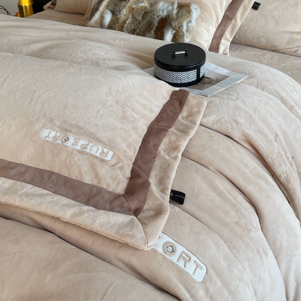 91家纺网 家纺一手货源 找家纺 奈萝家纺 2025秋冬新款高克重加厚全消光绣花牛奶绒四件套标准12斤加大14斤送包装 马德里卡其