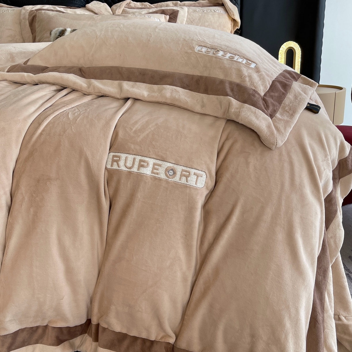 91家纺网 家纺一手货源 找家纺 奈萝家纺 2025秋冬新款高克重加厚全消光绣花牛奶绒四件套标准12斤加大14斤送包装 马德里卡其