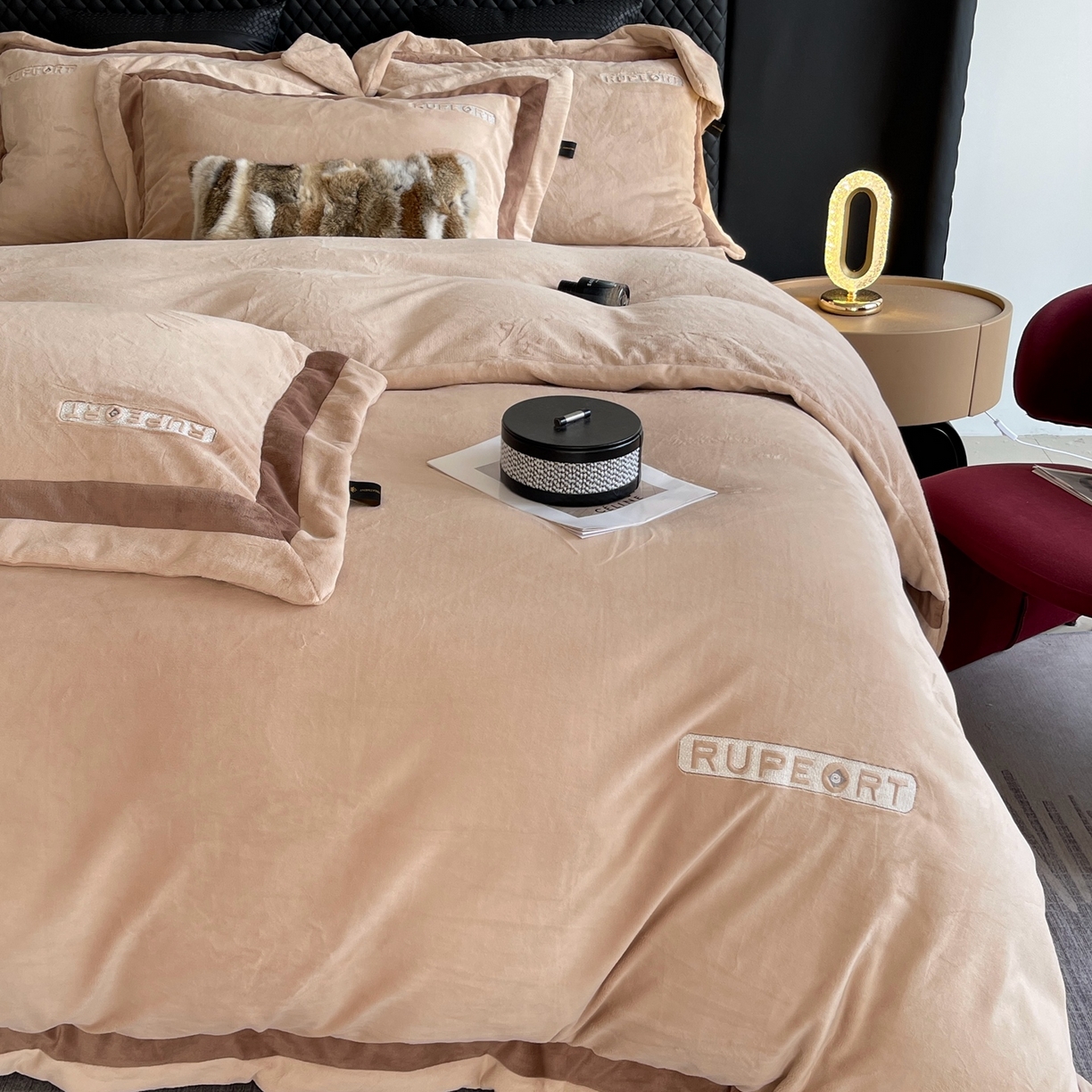 91家纺网 家纺一手货源 找家纺 奈萝家纺 2025秋冬新款高克重加厚全消光绣花牛奶绒四件套标准12斤加大14斤送包装 马德里卡其