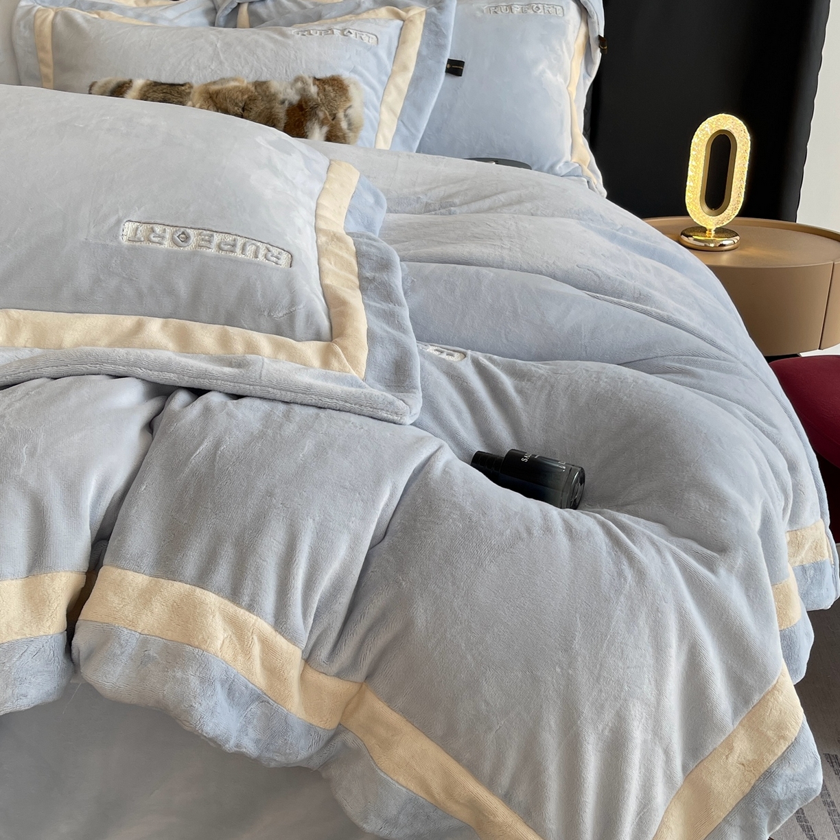 奈萝家纺 2025秋冬新款高克重加厚全消光绣花牛奶绒四件套标准12斤加大14斤送包装 马德里蓝