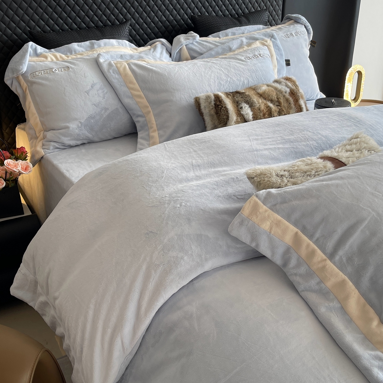 91家纺网 家纺一手货源 找家纺 奈萝家纺 2025秋冬新款高克重加厚全消光绣花牛奶绒四件套标准12斤加大14斤送包装 马德里蓝