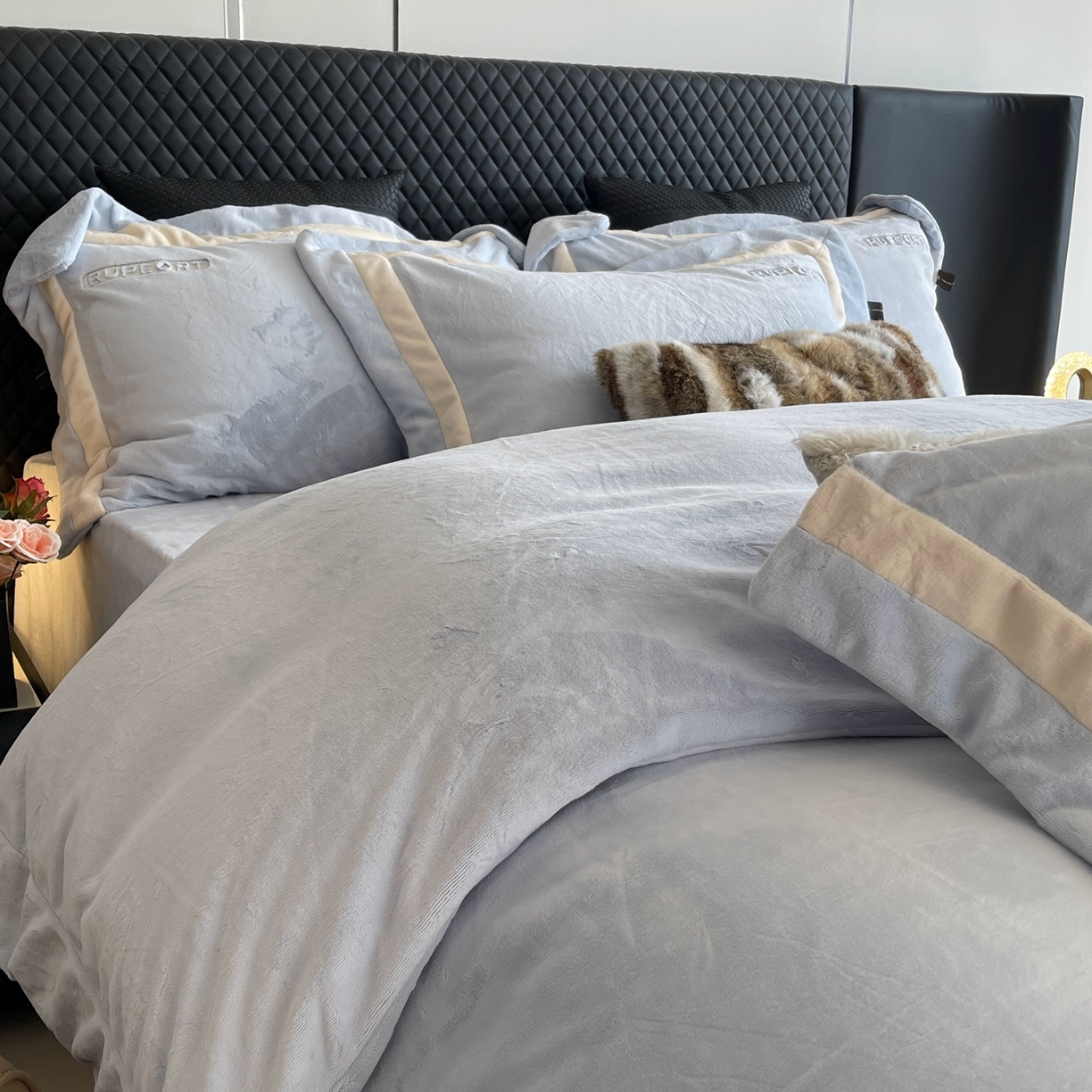 91家纺网 家纺一手货源 找家纺 奈萝家纺 2025秋冬新款高克重加厚全消光绣花牛奶绒四件套标准12斤加大14斤送包装 马德里蓝