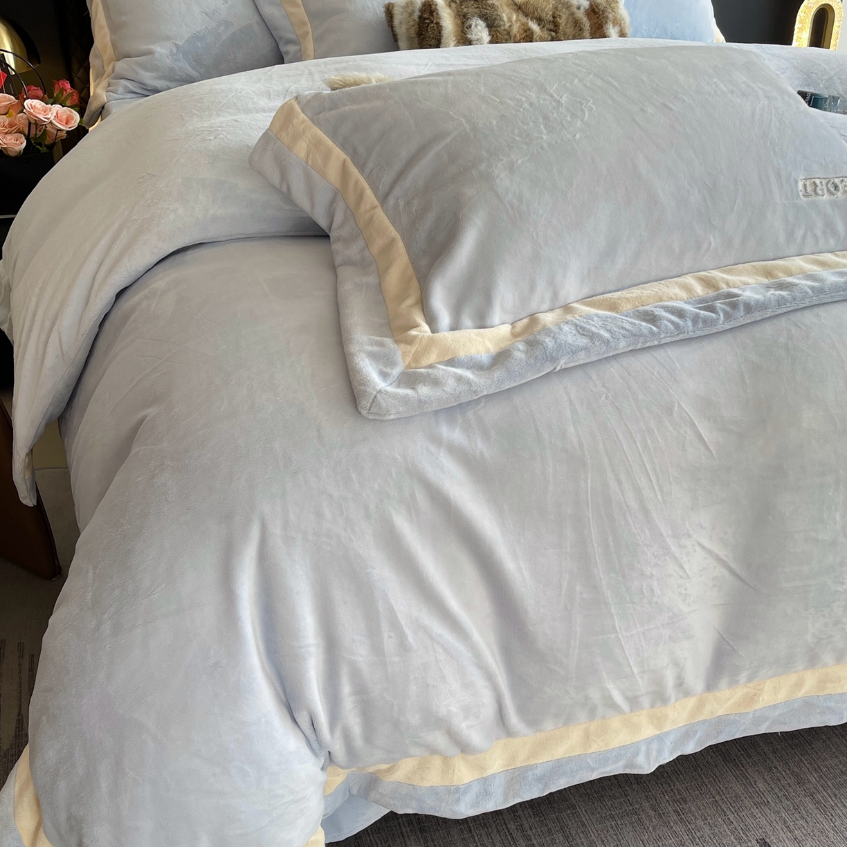 91家纺网 家纺一手货源 找家纺 奈萝家纺 2025秋冬新款高克重加厚全消光绣花牛奶绒四件套标准12斤加大14斤送包装 马德里蓝