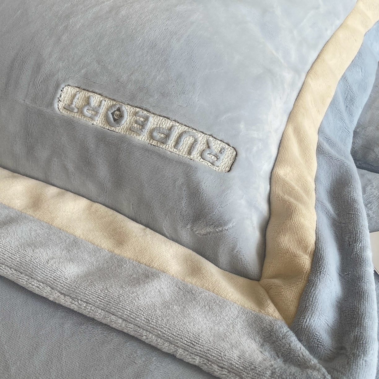 91家纺网 家纺一手货源 找家纺 奈萝家纺 2025秋冬新款高克重加厚全消光绣花牛奶绒四件套标准12斤加大14斤送包装 马德里蓝