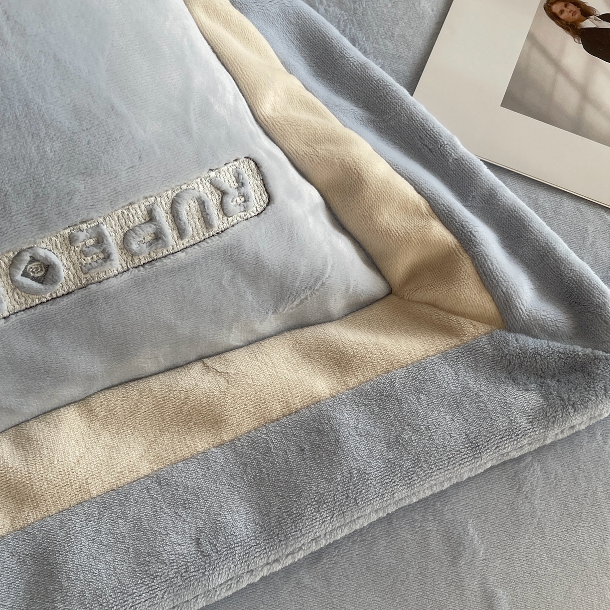 91家纺网 家纺一手货源 找家纺 奈萝家纺 2025秋冬新款高克重加厚全消光绣花牛奶绒四件套标准12斤加大14斤送包装 马德里蓝