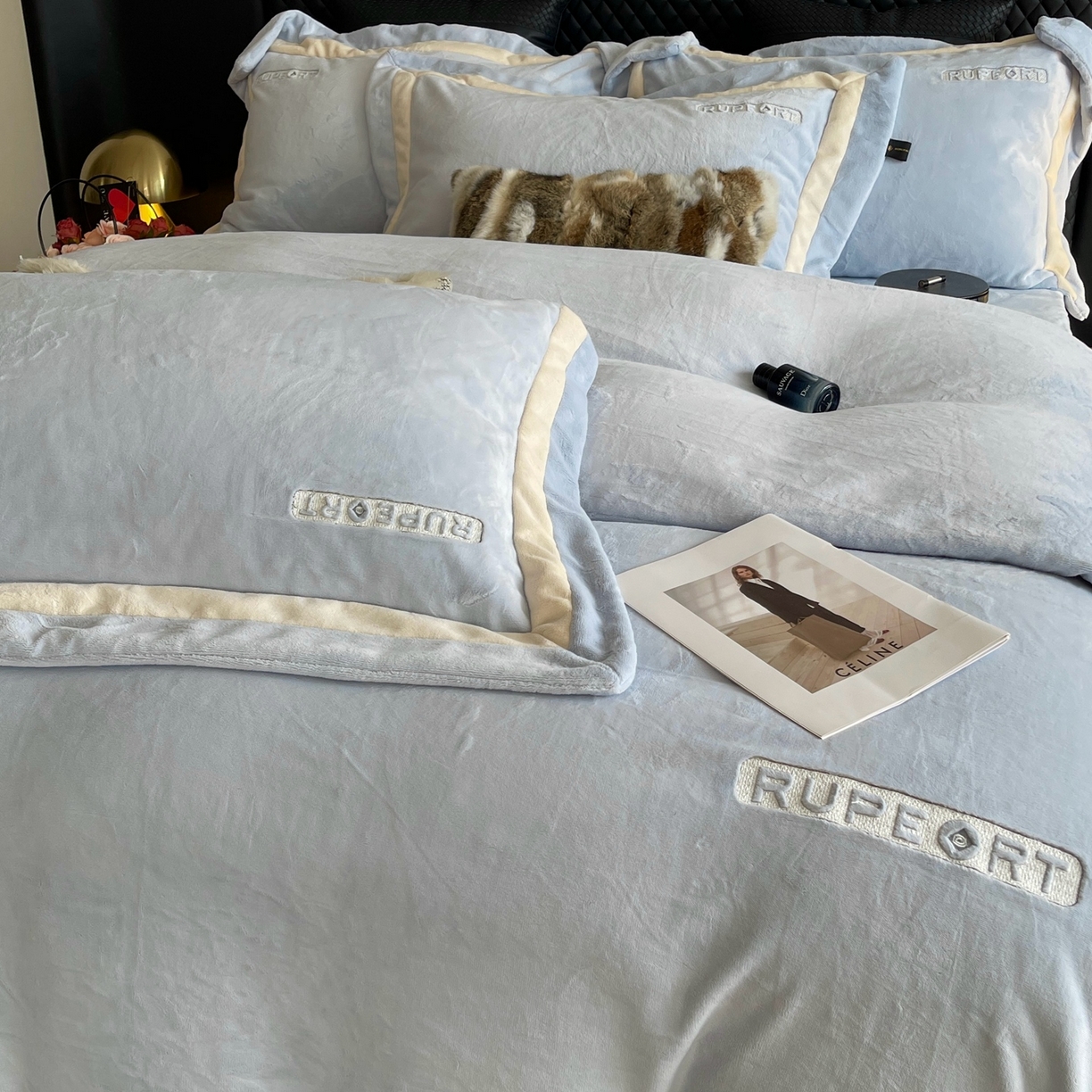 91家纺网 家纺一手货源 找家纺 奈萝家纺 2025秋冬新款高克重加厚全消光绣花牛奶绒四件套标准12斤加大14斤送包装 马德里蓝